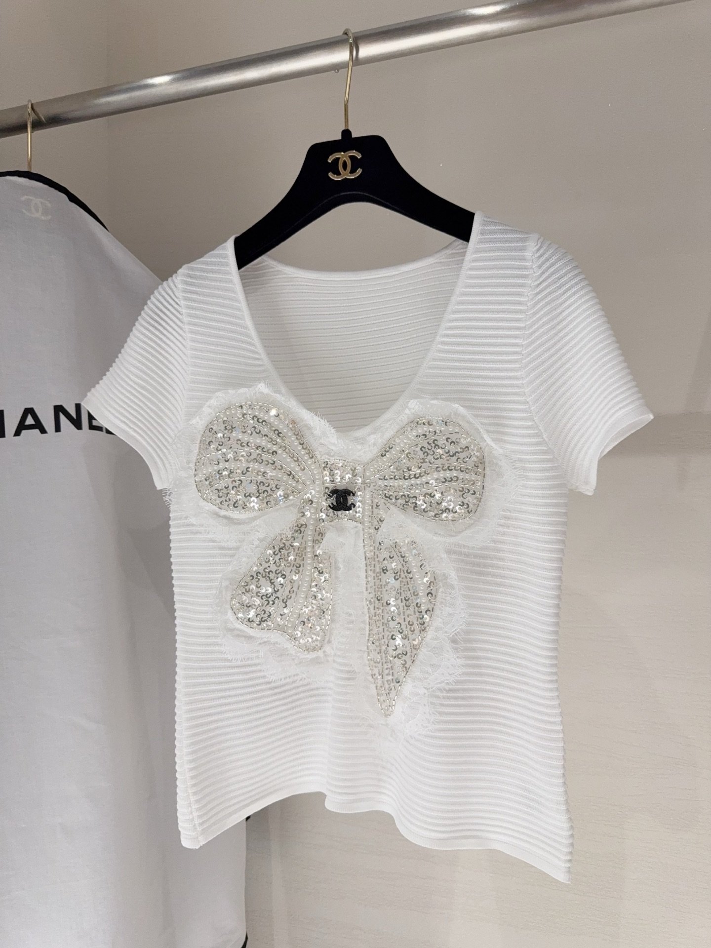 Chanel sequined knitted short-sleeved shirt W6060304
