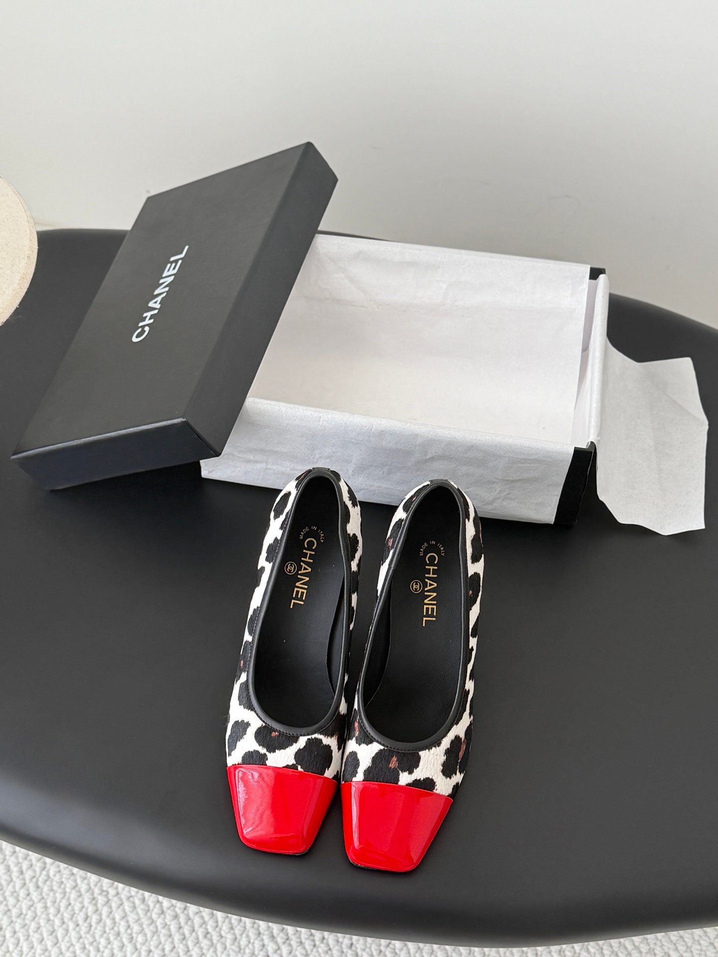 Chanel retro-style square-toe platform shoes B6060801 - Image 5