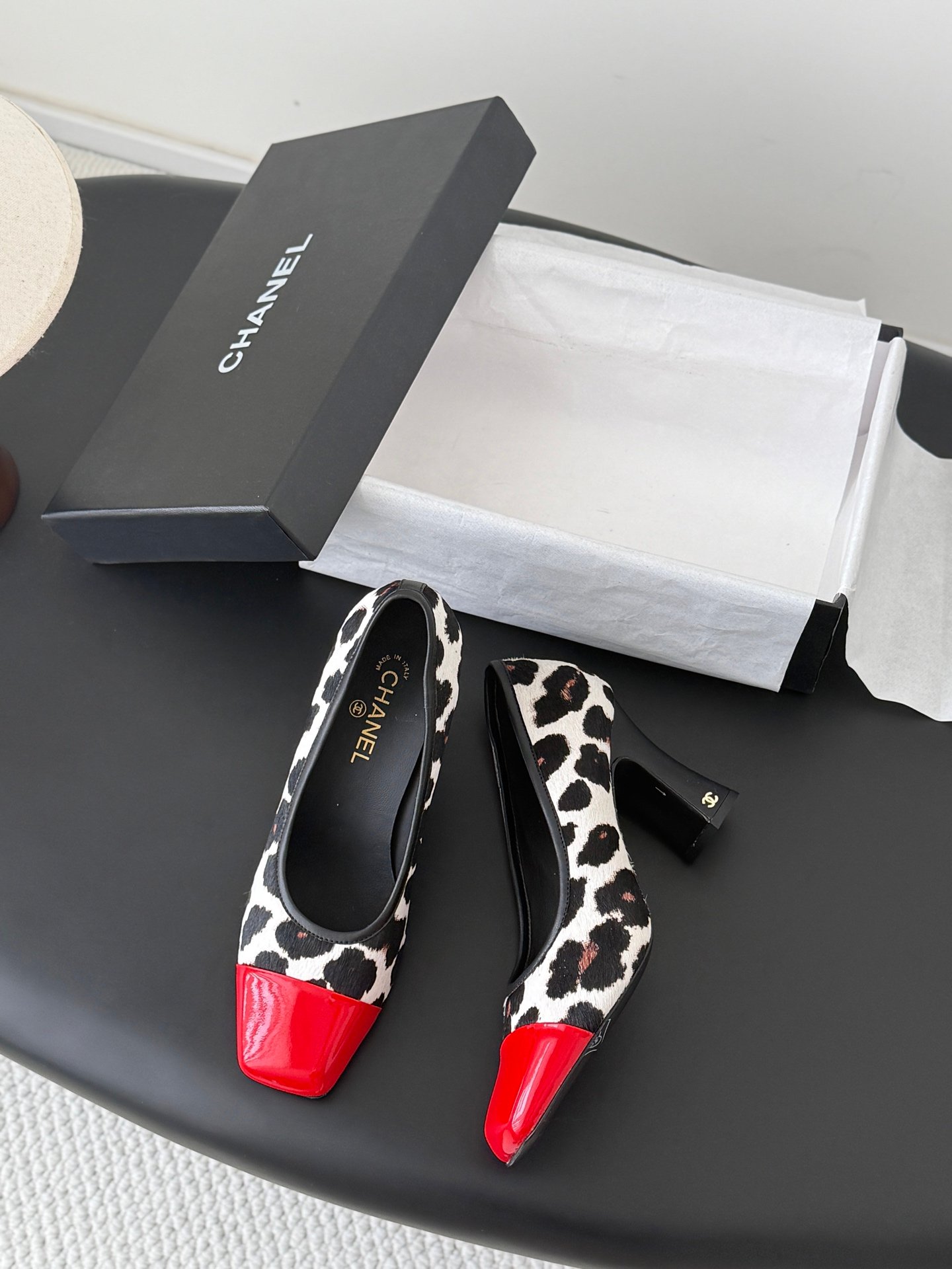 Chanel retro-style square-toe platform shoes B6060801 - Image 6