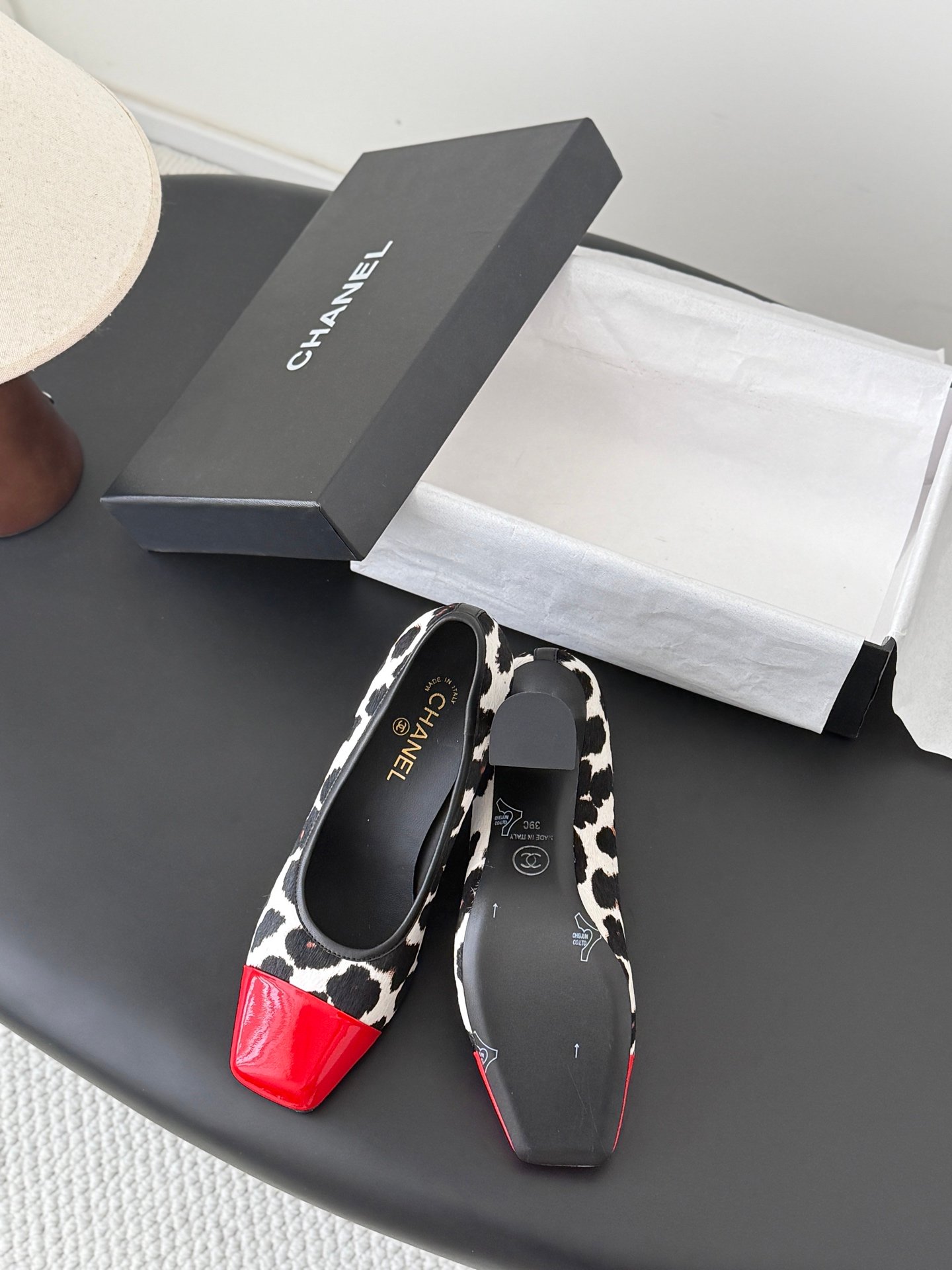 Chanel retro-style square-toe platform shoes B6060801 - Image 7