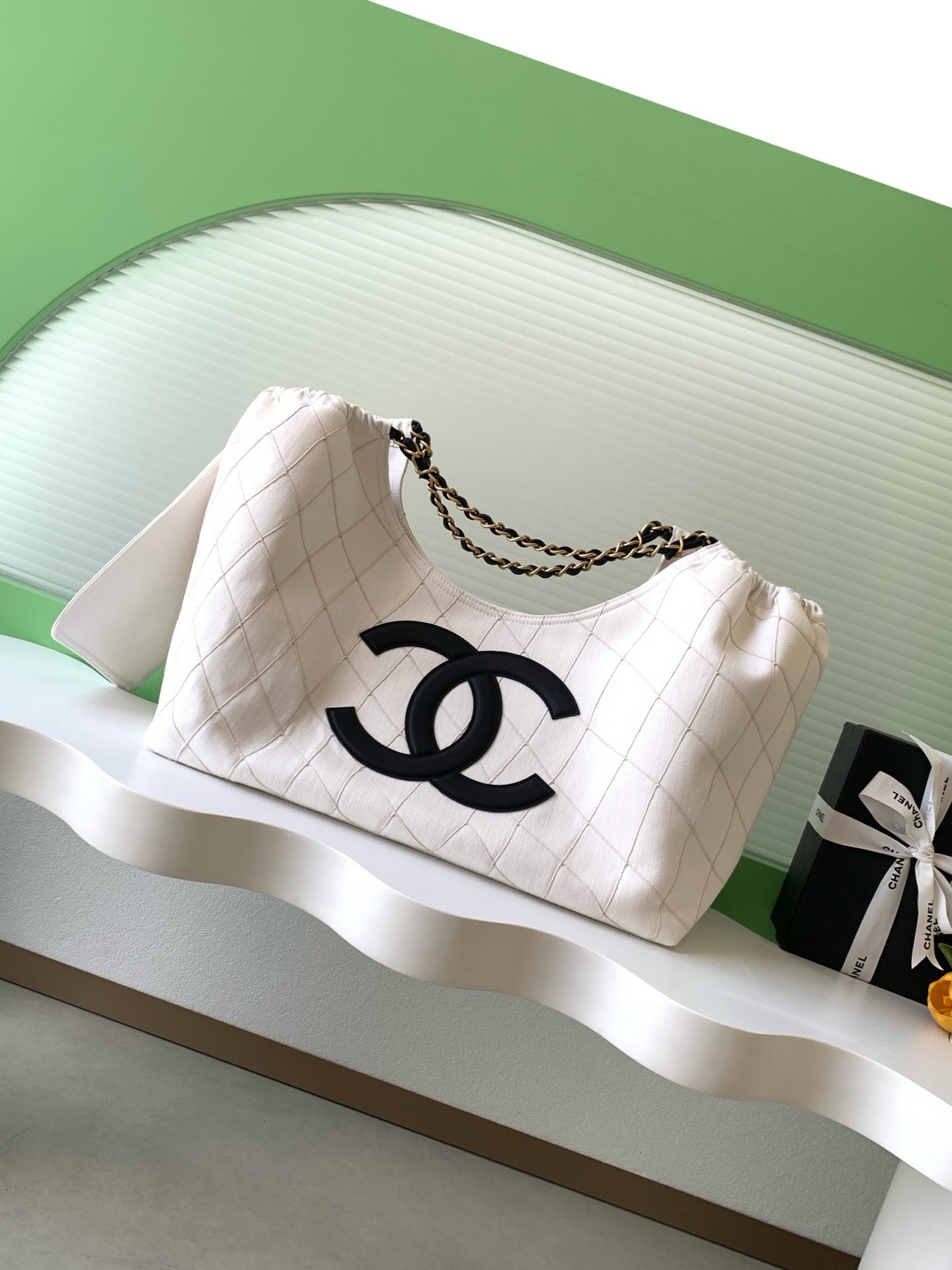 CHANEL Coco Beach Denim Bucket Bag B6061203 - Image 5