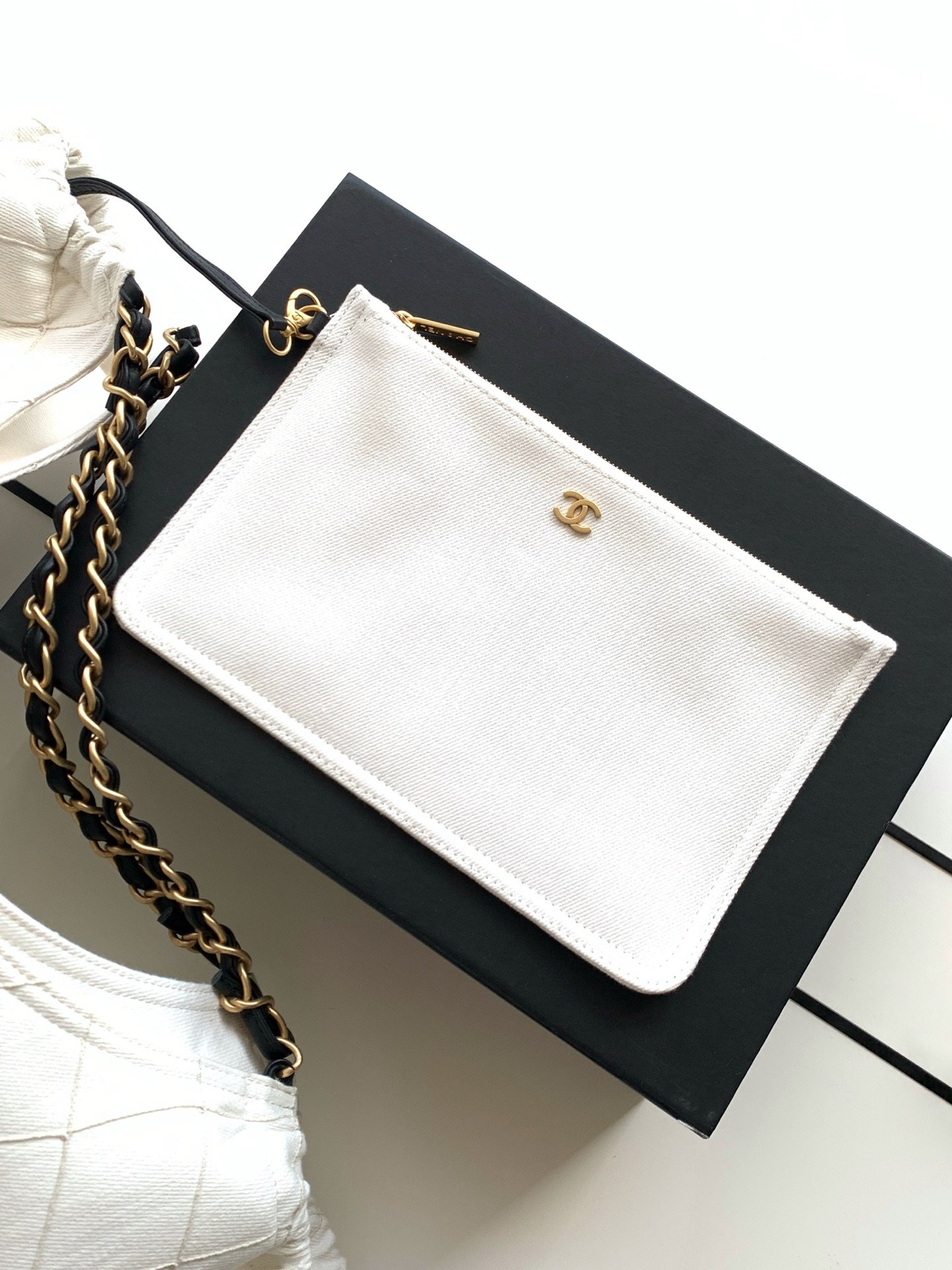 CHANEL Coco Beach Denim Bucket Bag B6061203 - Image 6