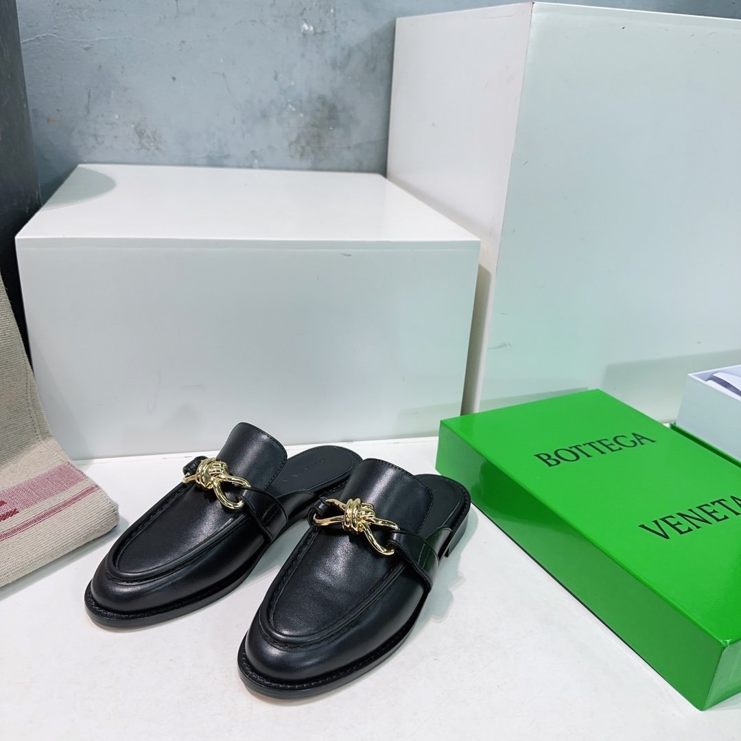 Bottega Veneta Astaire Knot-Accented Leather Mules B6061201 - Image 2