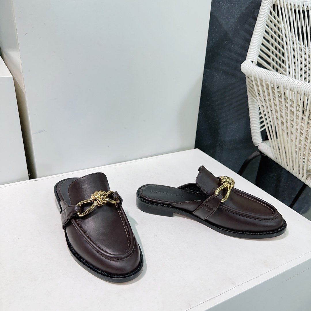 Bottega Veneta Astaire Knot-Accented Leather Mules B6061201 - Image 5