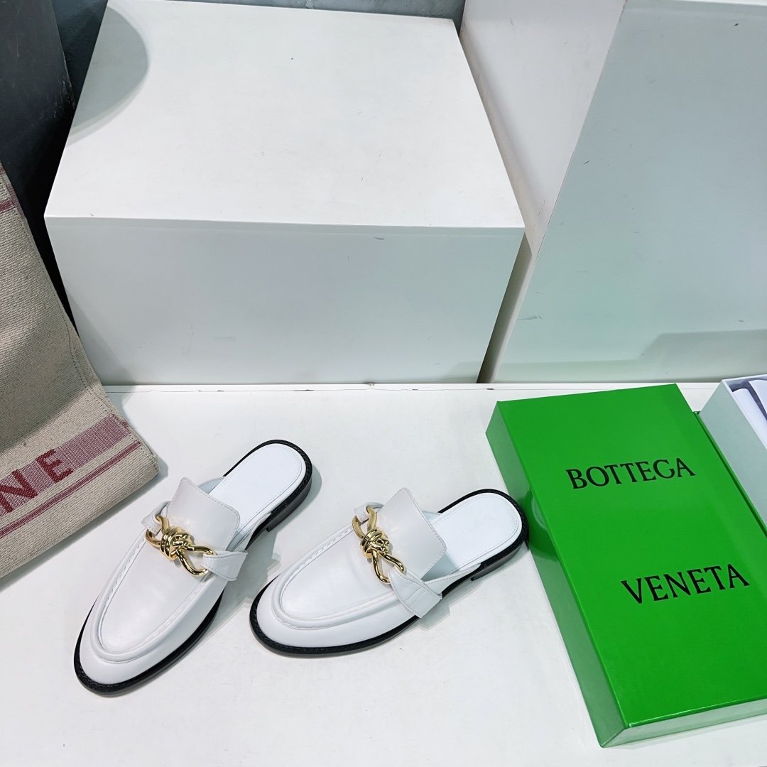 Bottega Veneta Astaire Knot-Accented Leather Mules B6061201 - Image 7